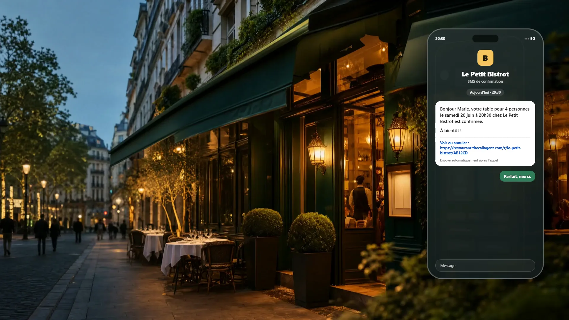 Façade d'un restaurant le soir, illustration de l'assistant de réservation par téléphone